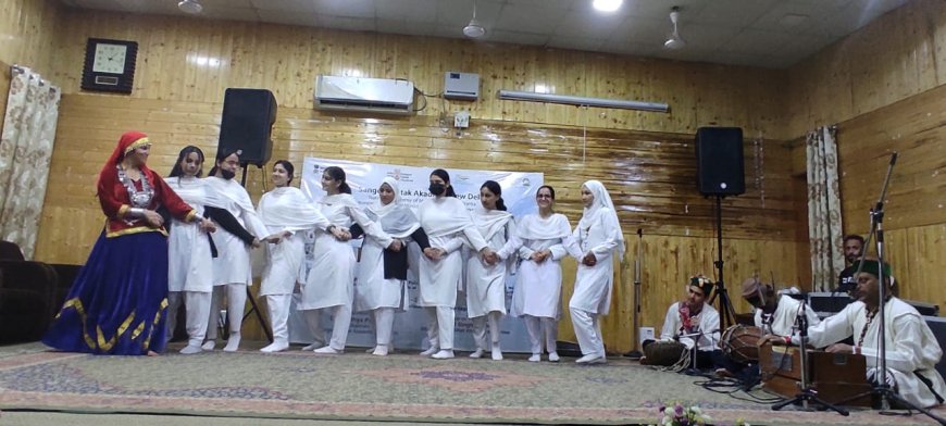 जम्मू कश्मीर के श्रीनगर में लगी नाटी  सिरमोरो वालिये , स्कूली छात्राओं ने सीखें नृत्य के गुर