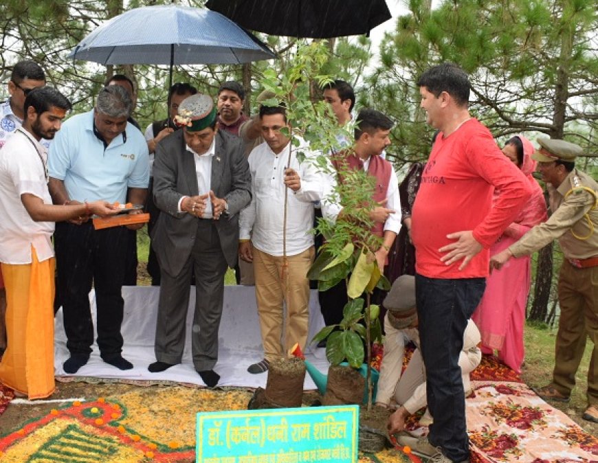 डाॅ. शांडिल ने पीपल, बरगद और नीम के पौधे रोपित कर 74वें वन महोत्सव का किया शुभारम्भ 