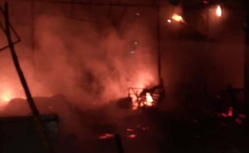 आगजनी की भेंट चढ़ी ड्राई फ्रूट्स की दुकान, घटना में लाखों का नुकसान