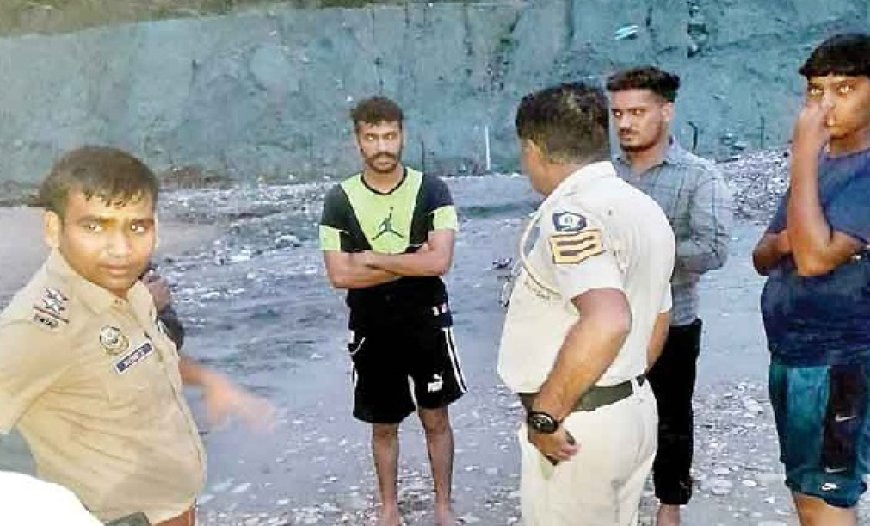 चरण गंगा खड्ड में अचानक बाढ़ आने से तीन युवक बहे, पुलिस ने सुरक्षित किए रेस्क्यू 
