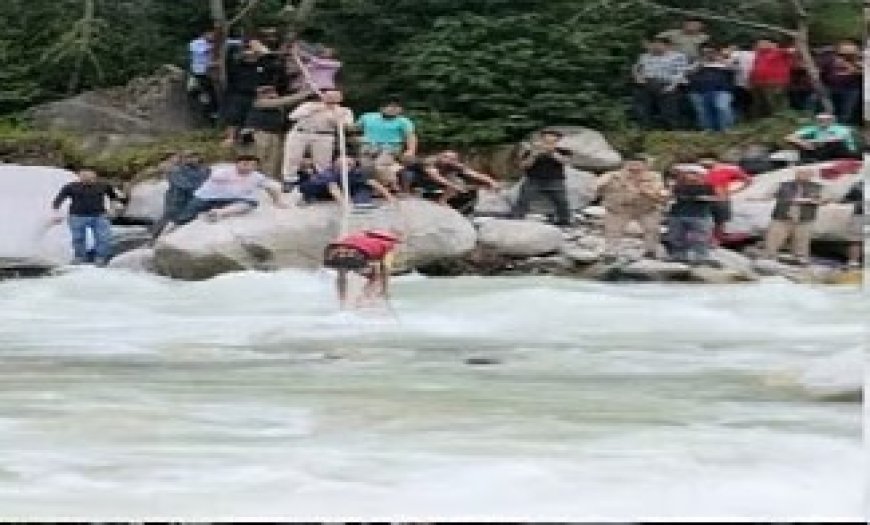 उफनती ब्यास नदी के बीच फंसा किशोर, बचाव दल ने सुरक्षित किया रेस्क्यू 