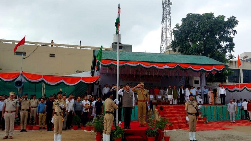 शहीद स्मारक पर पुष्पांजली अर्पित कर शिक्षा मंत्री रोहित ठाकुर ने फहराया तिरंगा 