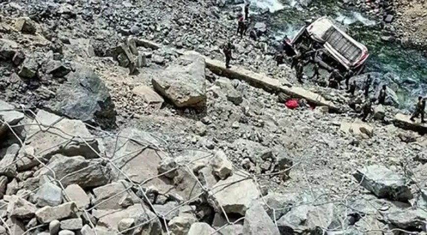 लेह में गहरी खाई में गिरा भारतीय सेना का वाहन , 9 जवान शहीद , एक घायल