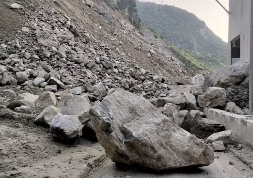 पहाड़ी से लगातार बड़े-बड़े पत्थर गिरने से पंडोह-कुल्लू सड़क मार्ग पर वाहनों की आवाजाही बंद 