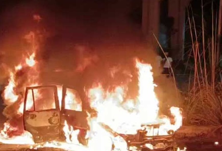 होटल कारोबारियों की स्कॉर्पियो कार में अचानक आग लगने से सारा सामान जलकर राख 