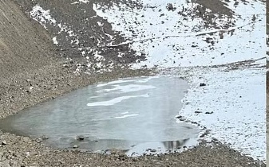 मनाली-लेह सड़क के पास सूरजताल झील ठोस बर्फ में तब्दील
