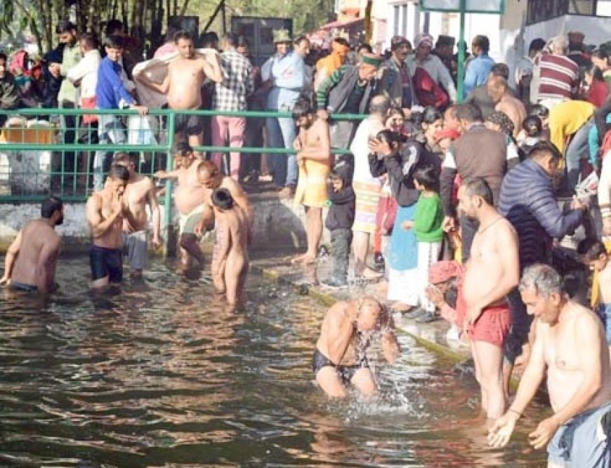 अंतर्राष्ट्रीय श्री रेणुका जी मेला : एकादशी पर हजारों लोगो ने पवित्र झील में लगाई आस्था की डुबकी