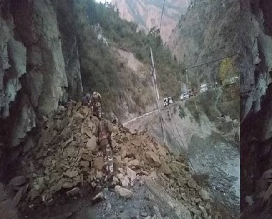 पहाड़ी दरकने से सैंज घाटी को जोड़ने वाला लारजी-सैंज मार्ग यातायात के लिए बंद 