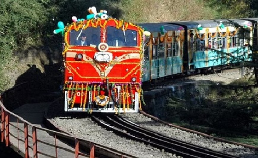 कालका-शिमला रेलमार्ग पर सभी ट्रेनें पैक, बड़ी संख्या में हिल्सक्वीन का रुख कर रहे सैलानी  