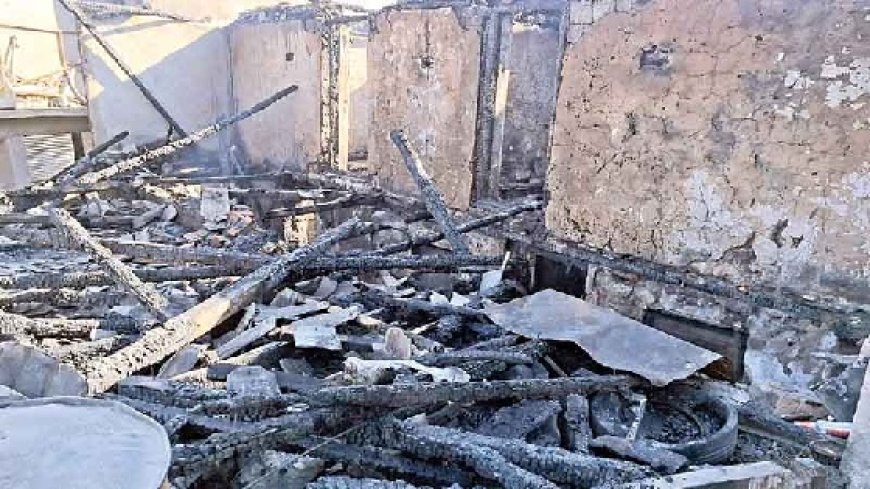 आगजनी की भेंट चढ़े तीन भाइयों के संयुक्त मकान, लाखों का नुकसान 