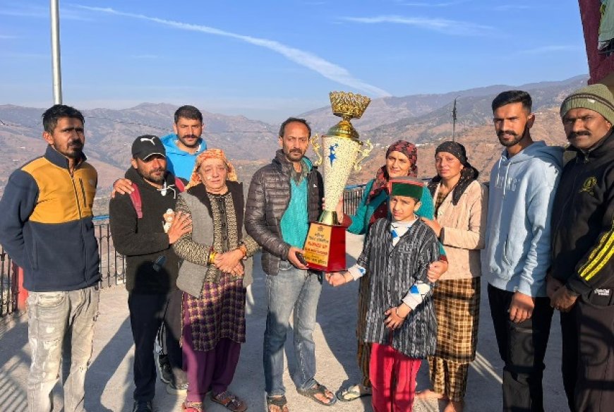 क्रिकेट प्रतियोगिता में उपविजेता ट्रॉफी को स्वर्गीय चंद्रमणि वर्मा के परिवार को श्रद्धांजलि के तौर पर की भेंट  