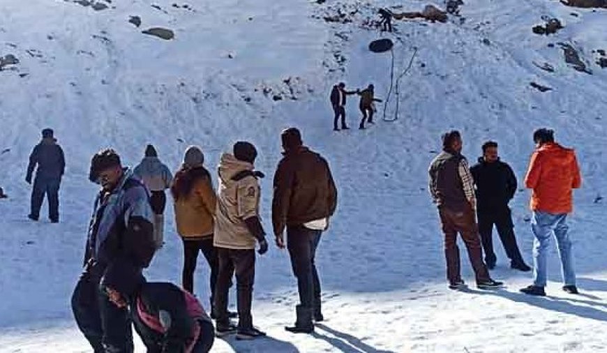 प्रदेश में ताजा बर्फबारी के बाद सैलानियों की संख्या में हुआ इजाफा, कमरों की एडवांस बुकिंग शुरू 