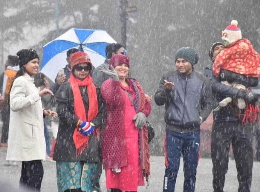 हिल्सक्वीन में बर्फबारी देखने के लिए सैलानियों की उमड़ी भीड़, होटलों में 70 फीसदी कमरे बुक