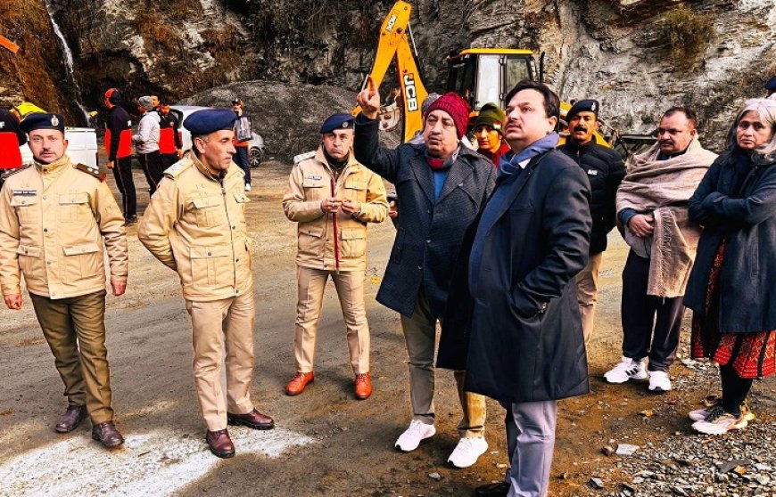 उपायुक्त शिमला ने मेहली-जुन्गा रोड पर हुई भूस्खलन की घटना के बचाव कार्य का लिया जायजा