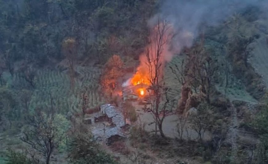 आसमानी बिजली गिरने से रिहायशी मकान जलकर राख, घटना में लाखों का नुकसान 