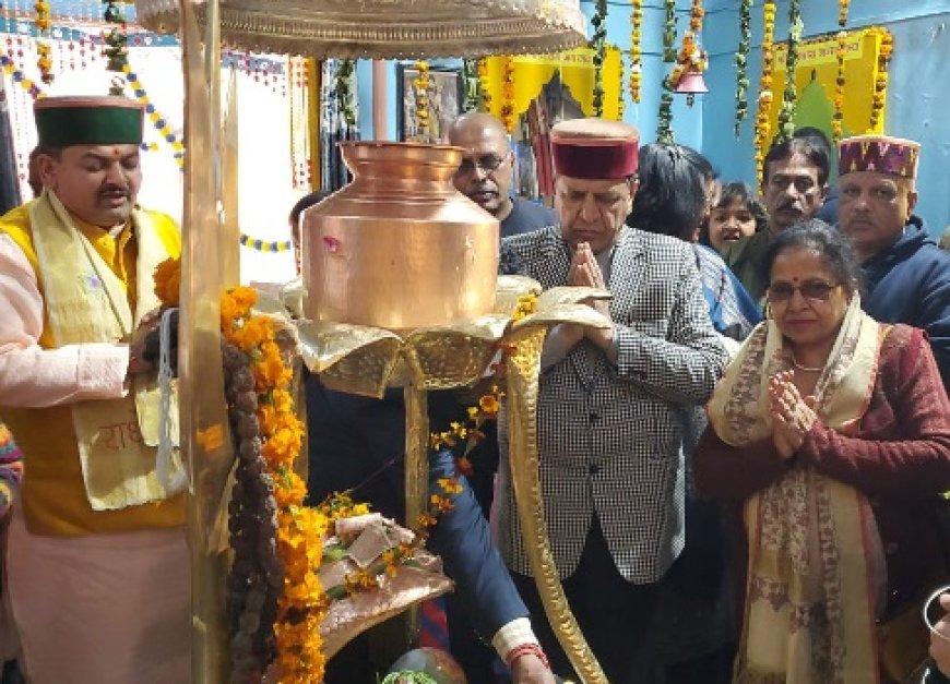 महाशिवरात्रि के पावन अवसर पर  डॉ राजीव बिंदल ने रानीताल शिव मंदिर में नवाया शीश