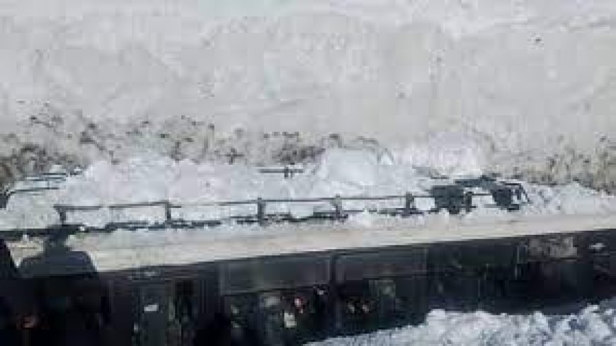एचआरटीसी की बस पर गिरा बर्फ का पहाड़ , बस के टूटे शीशे , सवारियों में मची अफरा तफरी