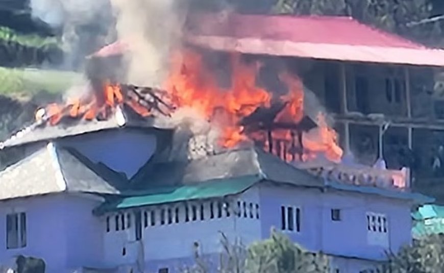 भीषण अग्निकांड की भेंट चढ़ा दो मंजिला मकान, घटना में लाखों का नुकसान  