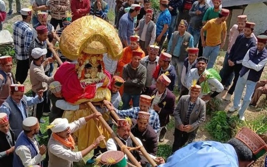 अनूठी देव परंपरा : रस्सी से खींचकर शिखर पर पहुंचाए जाते है देवी-देवता 