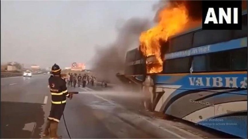 यात्रियों से भरी प्राइवेट बस में लगी आग , बस में सवार थी 36 सवारियां , हैरान कर देने वाला वीडियो आया सामने 
