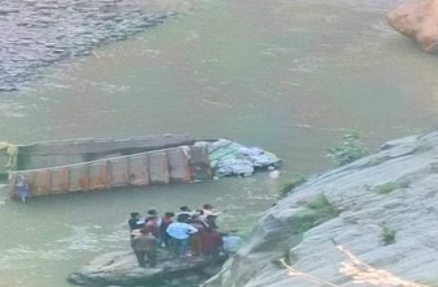 रावी नदी में गिरा सीमेंट से लदा ट्रक, हादसे में चालक की माैत