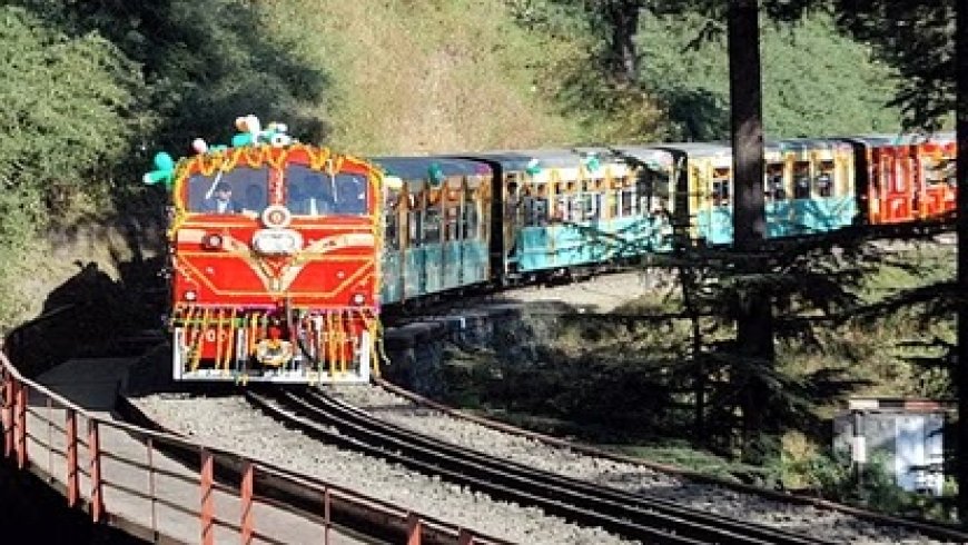 कालका-शिमला रेलवे ट्रैक पर कालका से शिमला आने वाली ट्रेनें ढाई घंटे तक लेट, यात्री परेशान  