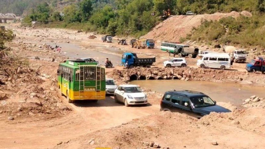 तीसरे दिन भी नहीं खुला पठानकोट-मंडी नेशनल हाइवे , चट्टानें गिरने से बंद हुआ था एनएच 