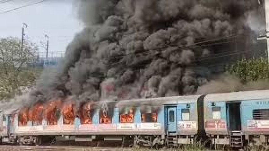 चलती ट्रेन में लगी भीषण आग , धूं-धूंकर जलती रही ताज एक्सप्रेस की 4 बोगियां , फिर क्या हुआ जानिए
