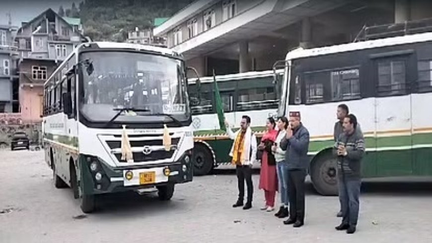 लेह-दिल्ली रूट पर एचआरटीसी की बस को एसडीएम केलांग रजनीश शर्मा ने किया रवाना  