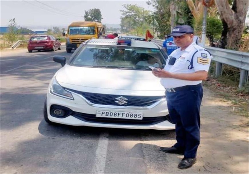 ट्रैफिक पुलिस ने पकड़ा पंजाब पुलिस का फर्जी डीएसपी , गाड़ी में नीली बत्ती लगाकर  घूम रहा था शख्स