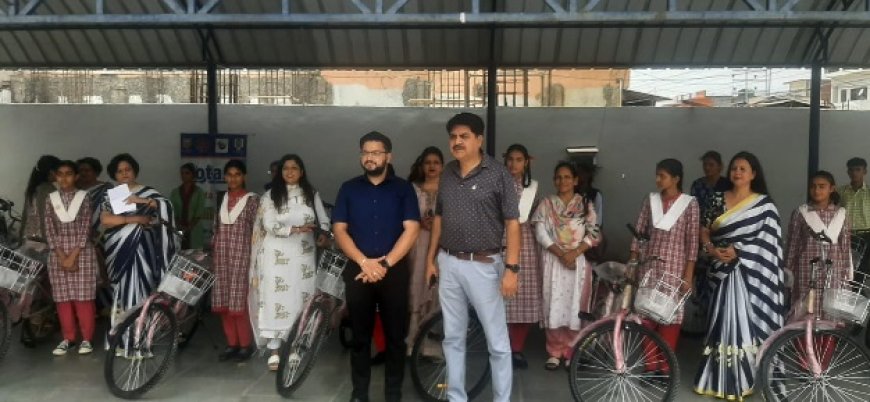 रोटरी सखी क्लब ने  ज्ञानचंद गोयल धर्मशाला में 20 स्कूली जरूरतमंद छात्राओं को बांटी साइकिल   