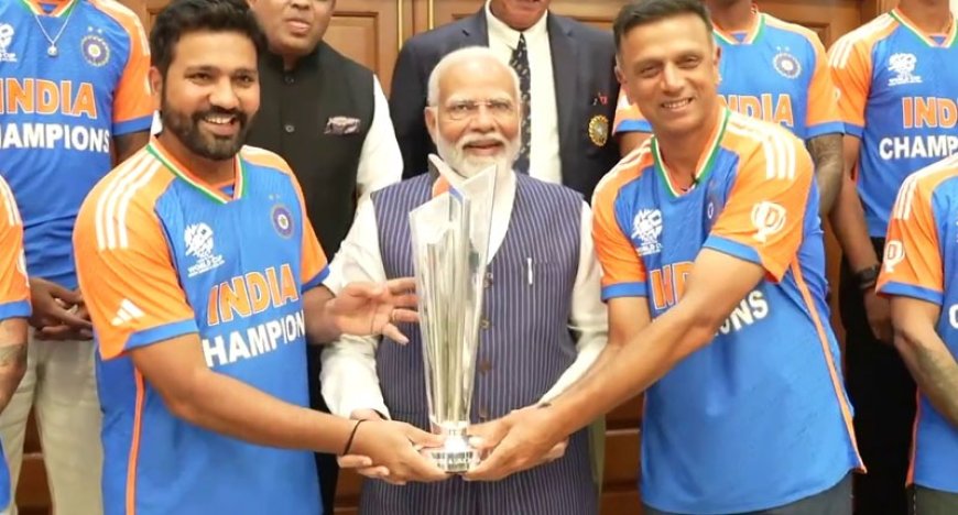 टीम इंडिया प्रधानमंत्री नरेंद्र मोदी को सौंपी वर्ल्ड कप ट्रॉफी , अंतरराष्ट्रीय हवाई अड्डे पर खिलाड़ियों का भव्य स्वागत 