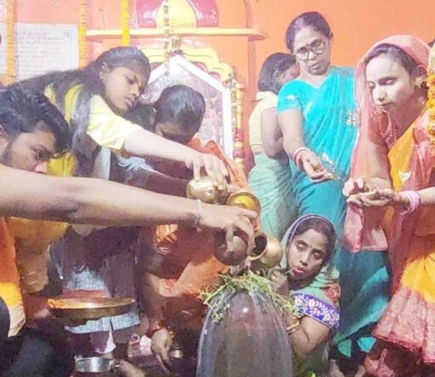 सावन मास के पहले  सोमवार को मंदिरों में शिव भक्तों की उमड़ी भीड़