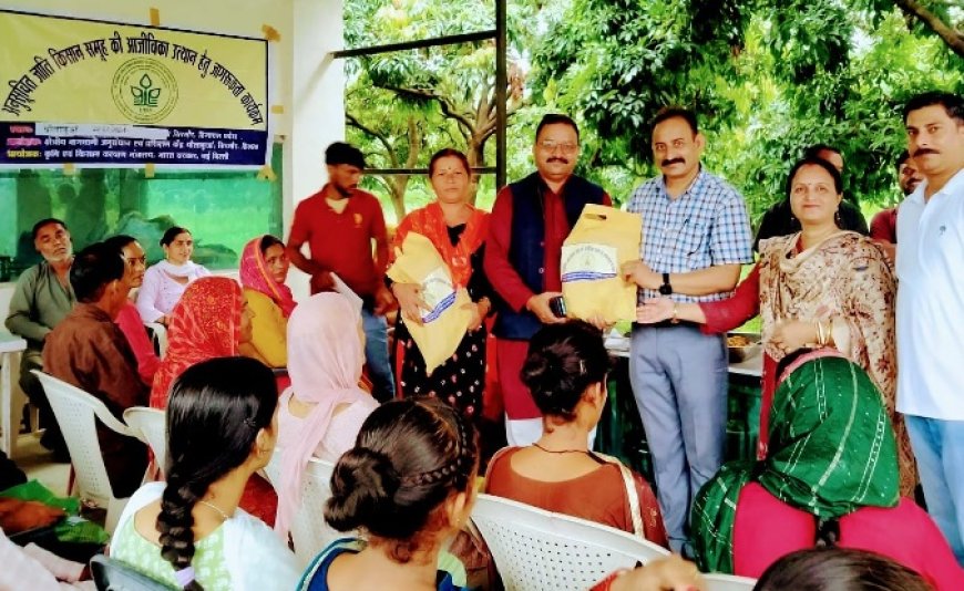 आजीविका प्रशिक्षण कार्यक्रम में हिस्सा लेने धौलाकुआं पहुंचे तीन पंचायतों के किसान