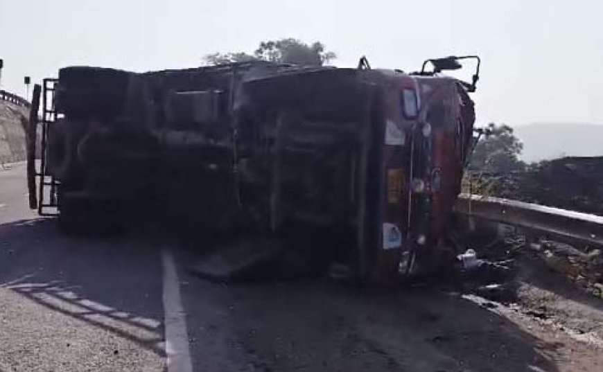 अनियंत्रित होकर सेब से लदा कैंटर पलटा, हादसे में चालक की मौत, एक अन्य घायल