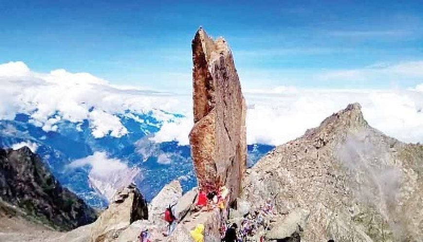 किन्नर कैलाश यात्रा मार्ग पर लैंड स्लाइड होने से किन्नौर प्रशासन ने स्थगित की यात्रा 