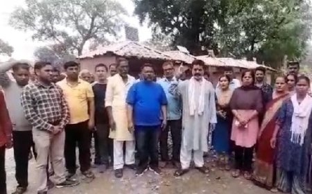 रेडी पटरी के लघु व्यापारियों नेअपनी पांच सूत्रीय मांगों को लेकर प्रांतीय अध्यक्ष संजय चोपड़ा के नेतृत्व में दिया धरना 