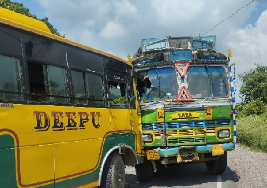 नाहन-रेणुका मार्ग ओर बस व ट्रक में जोरदार टक्कर, हादसे में करीब 6 यात्री घायल