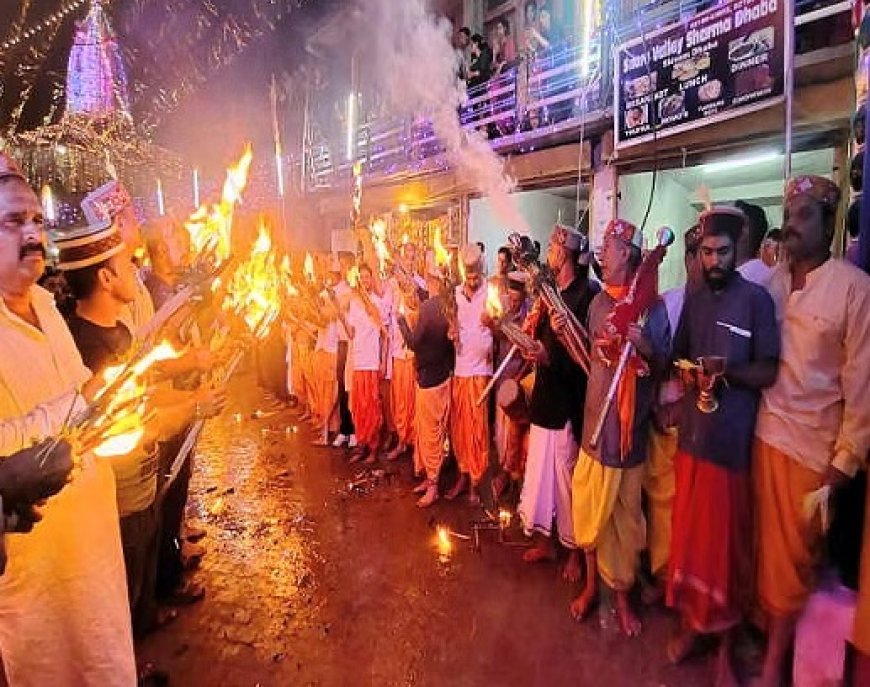 हजारों मशालों की रोशनी से जगमगा उठी नाऊ-पनाऊ की धरती, माता के जयकारों से भक्तिमय हुआ माहौल 