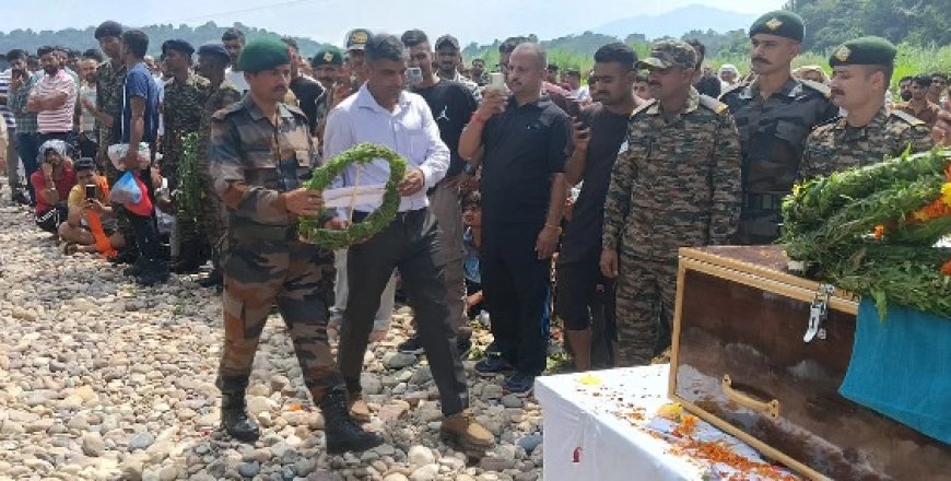 हमीरपुर के शहीद जवान अरविंद का सैन्य सम्मान के साथ अंतिम संस्कार,मां और पत्नी रो रोकर बेसुध