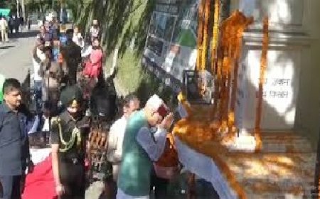 राष्ट्रपिता महात्मा गांधी और लाल बहादुर शास्त्री की जयंती पर राज्यपाल ने पुष्पांजलि की अर्पित  