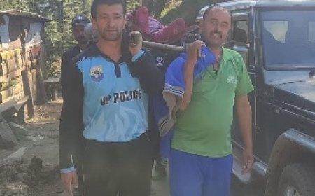 चुडधार यात्रा के दौरान महिला की अचानक बिगड़ी तबियत, पुलिस जवानों ने पहुंचाया सड़क तक 