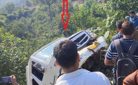 हमीरपुर में गड़ोला के समीप निजी स्कूल गाड़ी दुर्घटनाग्रस्त, हादसे में कोई हताहत नहीं