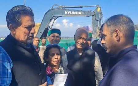 समय पर पेंशन न मिलने से परेशान पेंशनरों ने अनिरुद्ध सिंह का किया घेराव