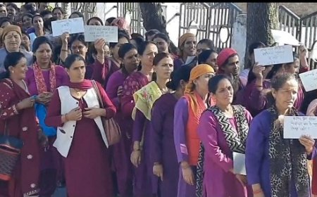 आंगनवाड़ी वर्करज एवं हैल्पर यूनियन का विभिन्न मांगों को लेकर शिलाई विश्रामगृह में धरना प्रदर्शन 