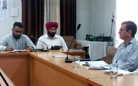 एसडीएम ने कार्यों की गुणवत्ता पर बल देते हुए विकास कार्यों को न्यूनतम समय अवधि में पूरा करने के दिए निर्देश