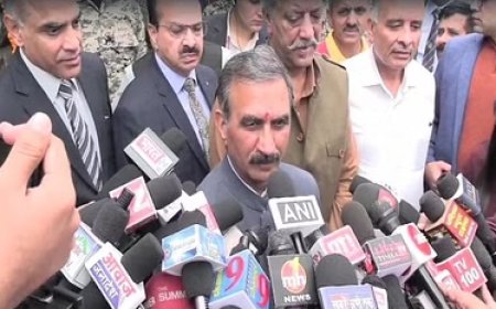 सीएम ने मोनाल पक्षी को लिया गोद, बोले वन्य जीवों का संरक्षण करना हमारा दायित्व