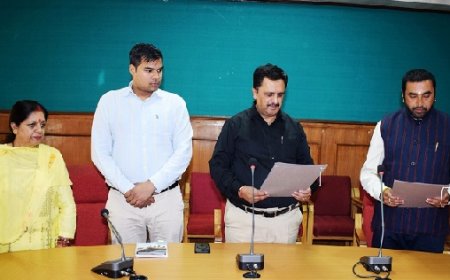 उपायुक्त ने नवनिर्वाचित पाषर्द को दिलाई शपथ  