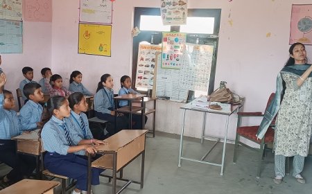 स्मार्ट क्लास रूम में एलइडी स्क्रीन पर अंग्रेजी माध्यम से शिक्षा ग्रहण कर रहे नौनिहाल