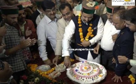 युवा मंत्री विक्रमादित्य सिंह ने कांग्रेस प्रदेश कार्यालय राजीव भवन में केक काटकर मनाया 35वां जन्मदिन